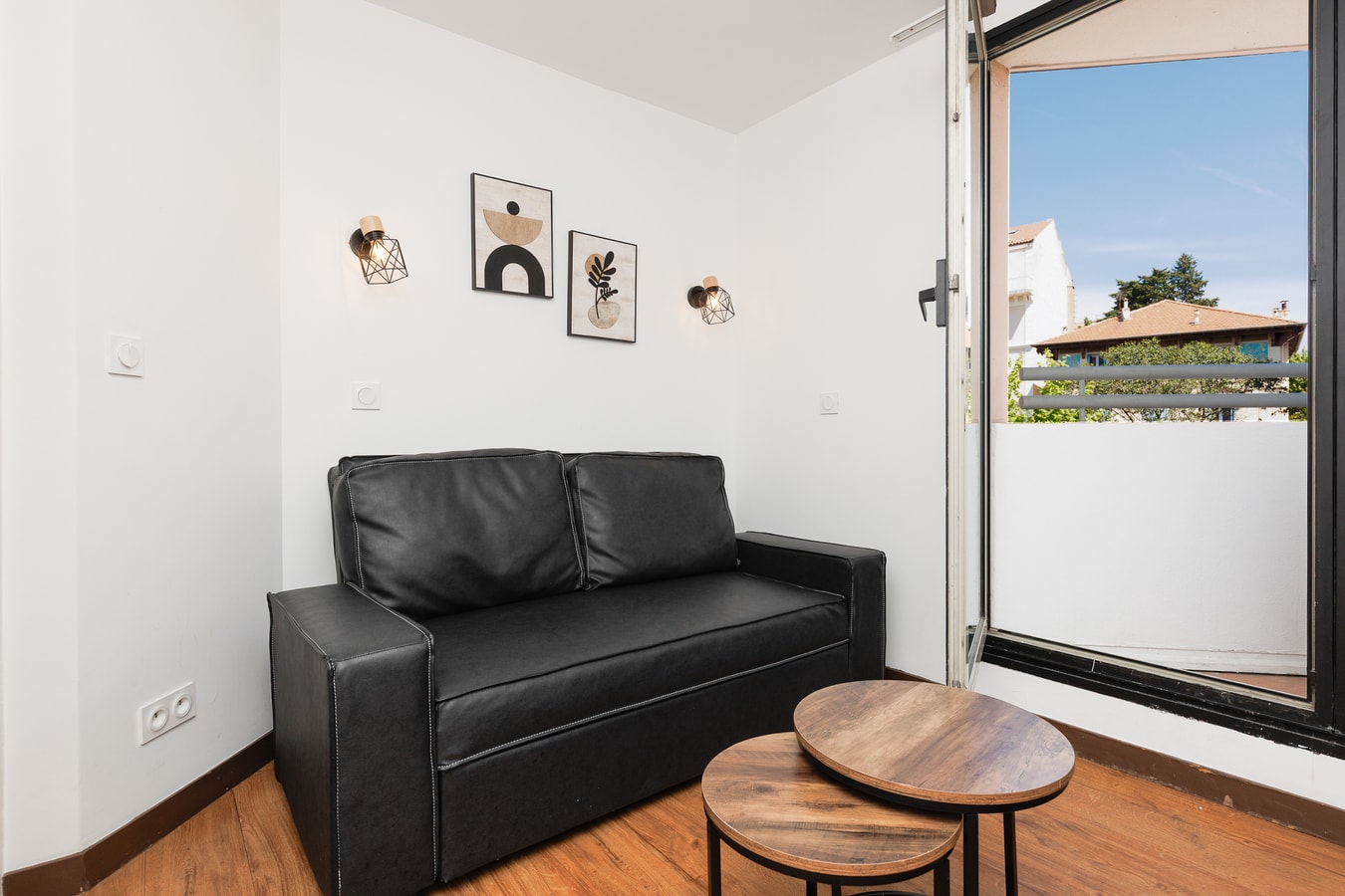 Upstays charming t2 renovated balcony and  pool 9 Upstays