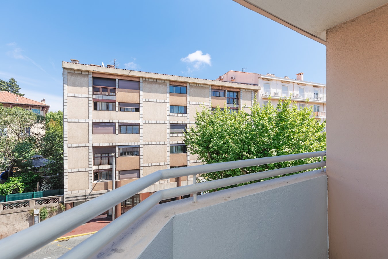 Upstays charming t2 renovated balcony and  pool 18 Upstays