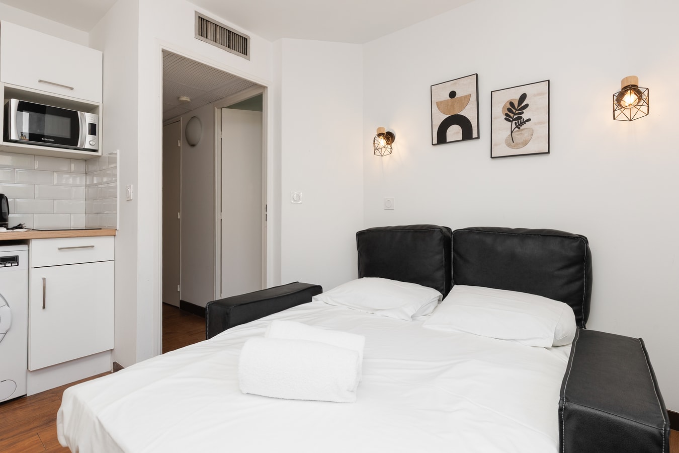 Upstays charming t2 renovated balcony and  pool 12 Upstays