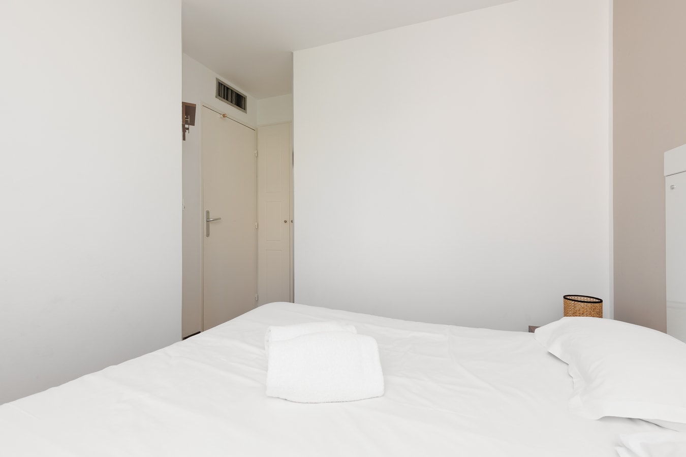 Upstays charming t2 renovated balcony and  pool 17 Upstays