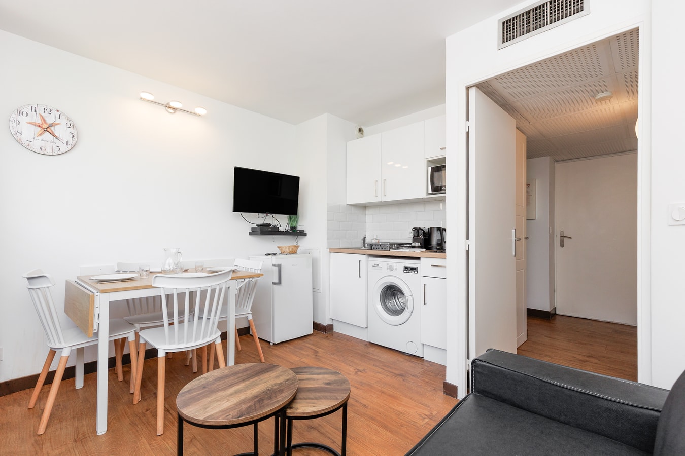 Upstays charming t2 renovated balcony and  pool 1 Upstays