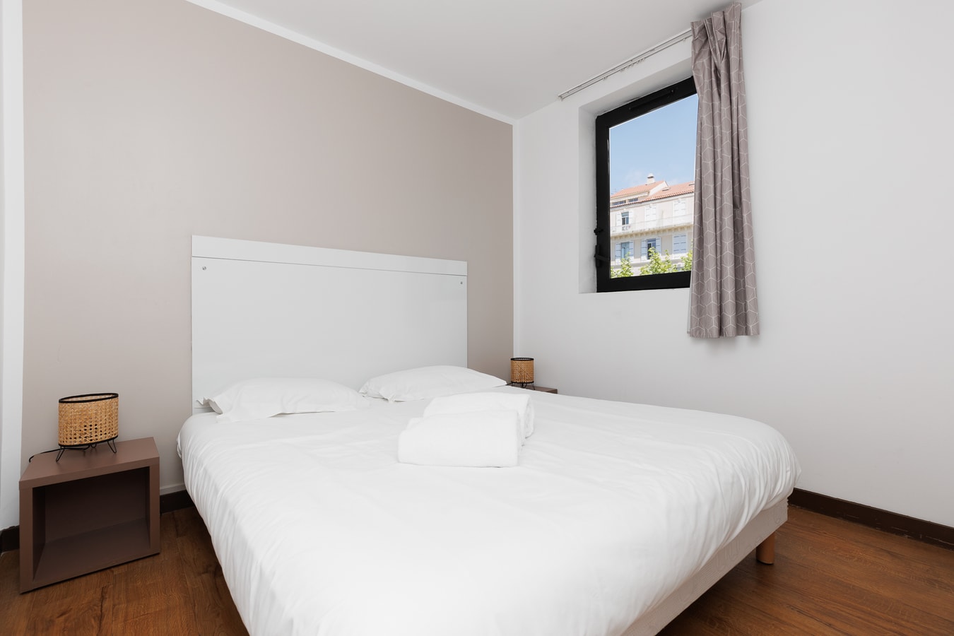 Upstays charming t2 renovated balcony and  pool 2 Upstays