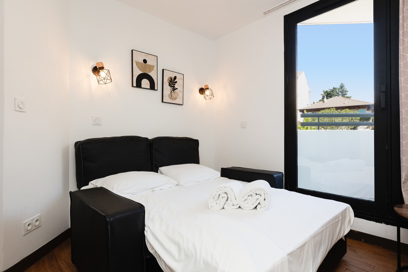 Upstays charming t2 renovated balcony and  pool 6 Upstays