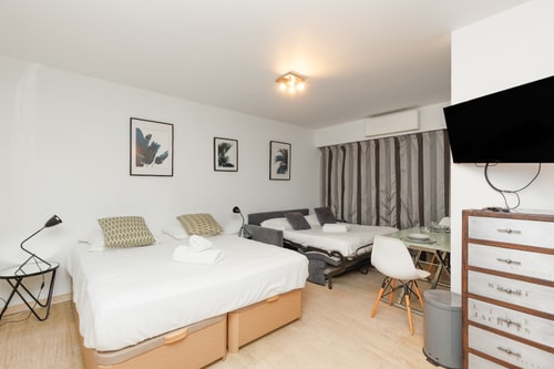 Immogroom – Stylish Studio – Beach 1 min away- AC 20 ImmoGroom