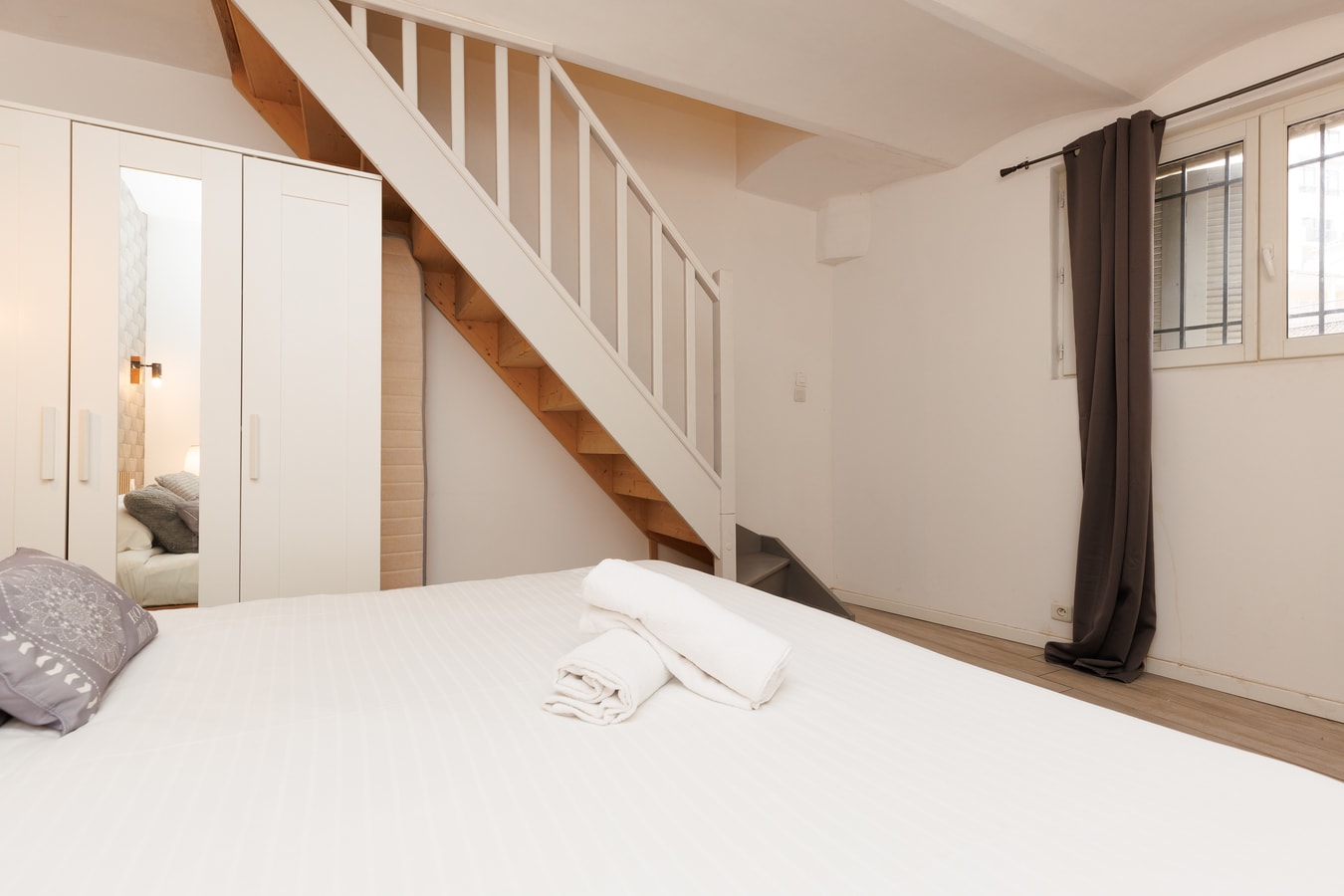 Upstays Elegant 3BR Steps from Le Palais 21 Upstays