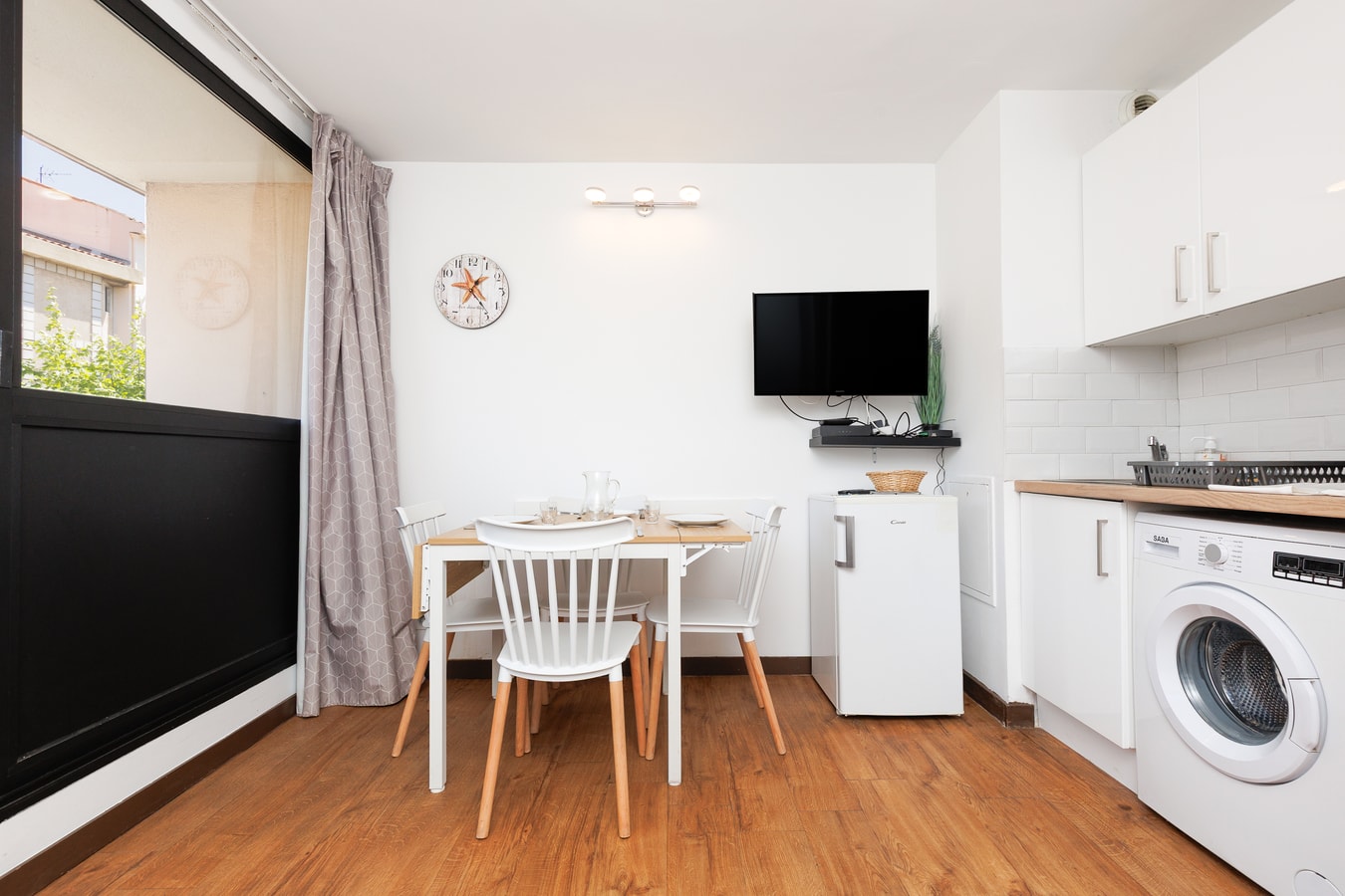 Upstays charming t2 renovated balcony and  pool 8 Upstays
