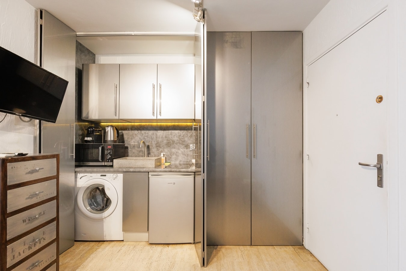 Immogroom – Stylish Studio – Beach 1 min away- AC 14 ImmoGroom