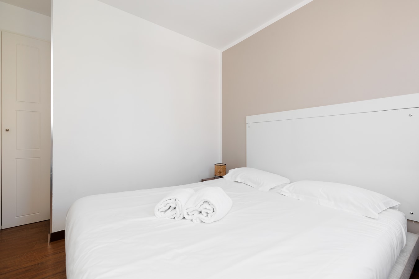 Upstays charming t2 renovated balcony and  pool 16 Upstays