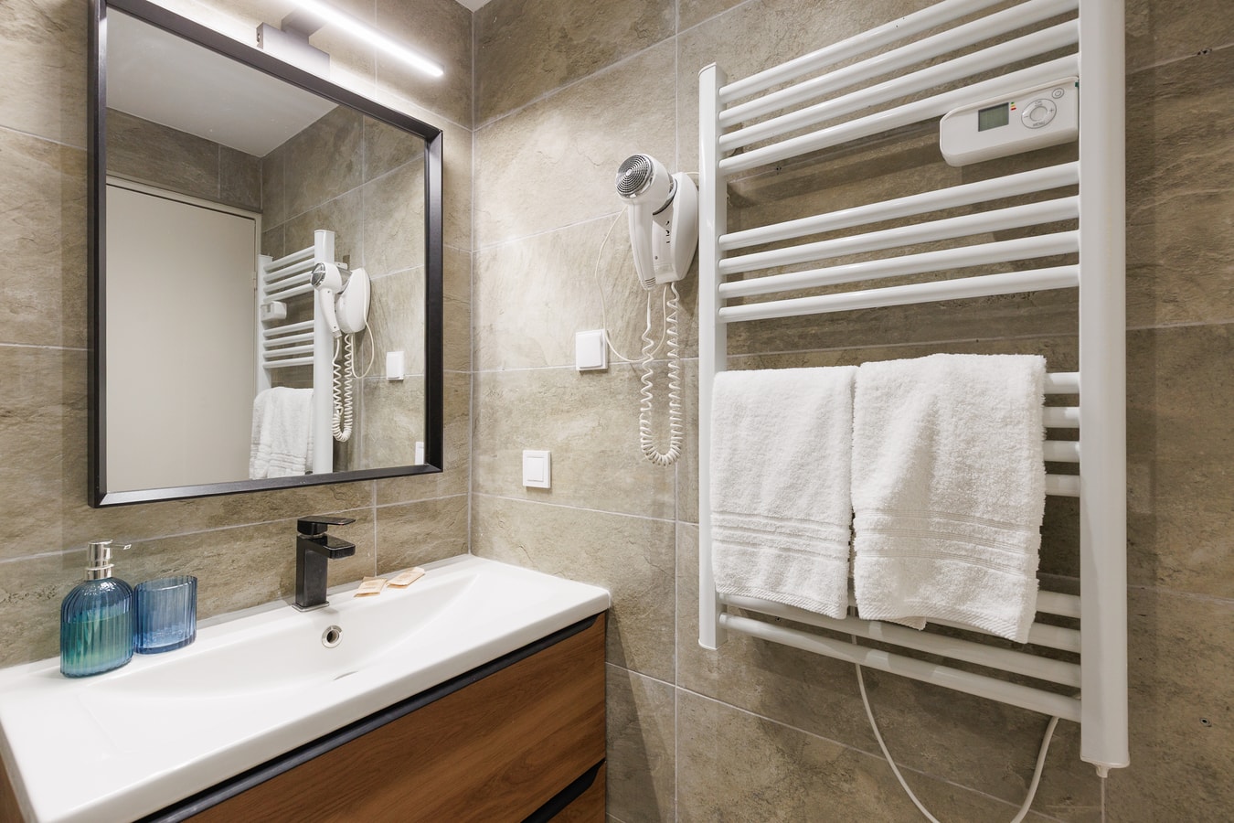 Upstays charming t2 renovated balcony and  pool 3 Upstays