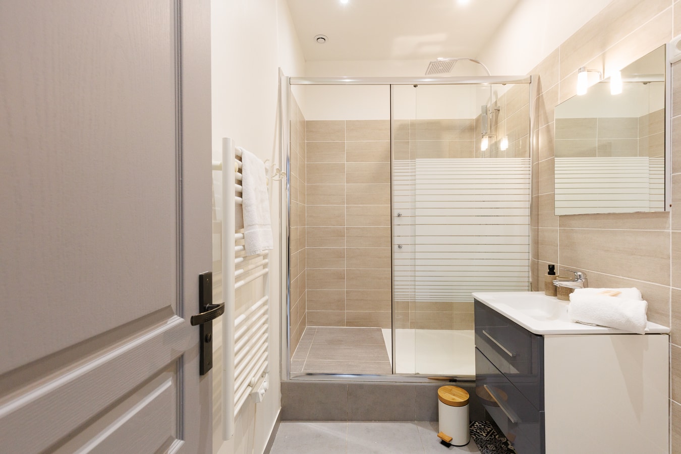Upstays Elegant 3BR Steps from Le Palais 16 Upstays
