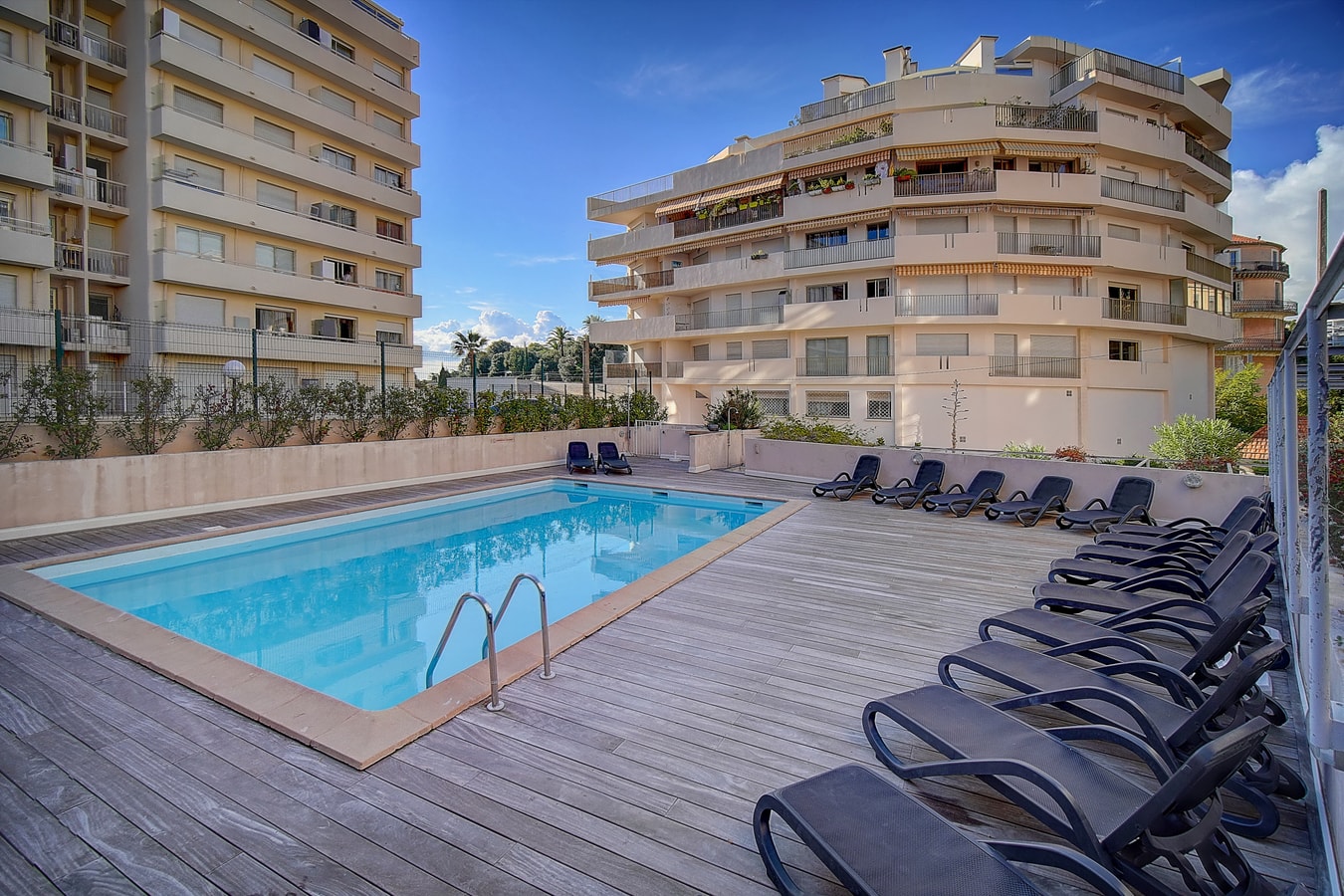 Upstays charming t2 renovated balcony and  pool 19 Upstays