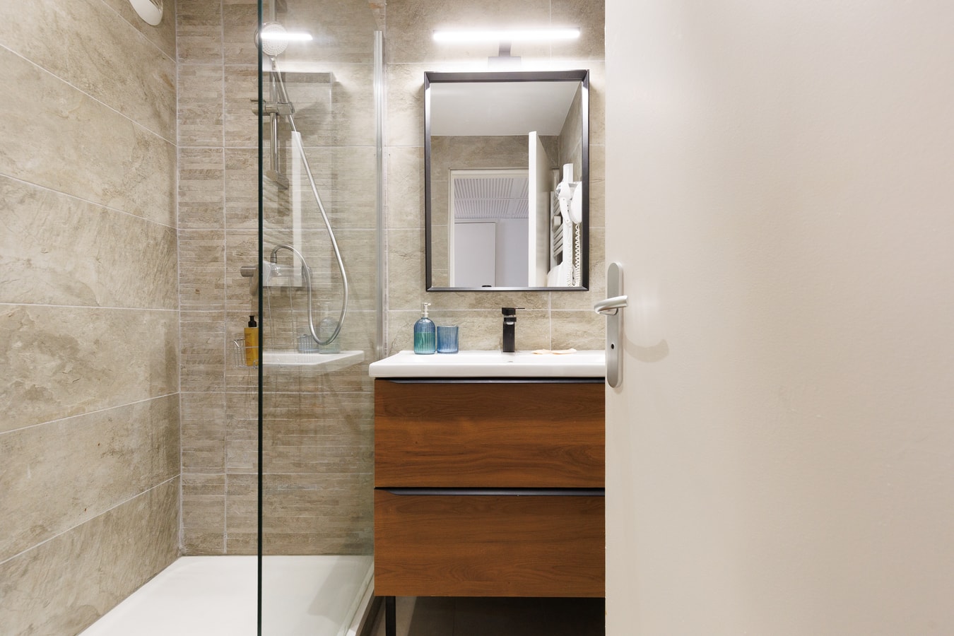 Upstays charming t2 renovated balcony and  pool 5 Upstays