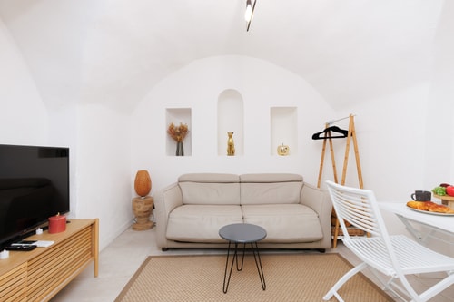 Upstays Charming 3 bedroom 75m² Balcony and AC Upstays