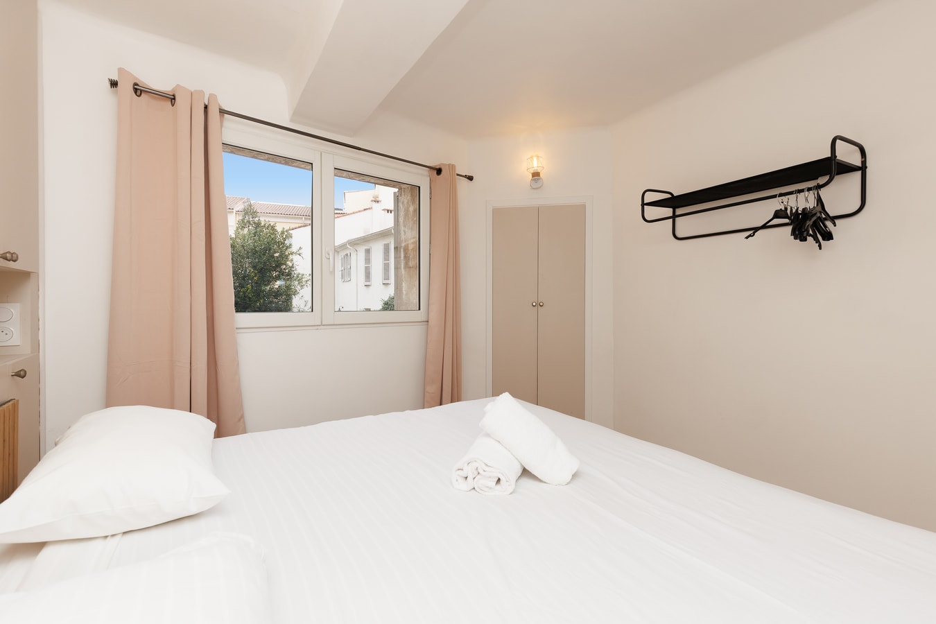 Upstays Elegant 3BR Steps from Le Palais 19 Upstays
