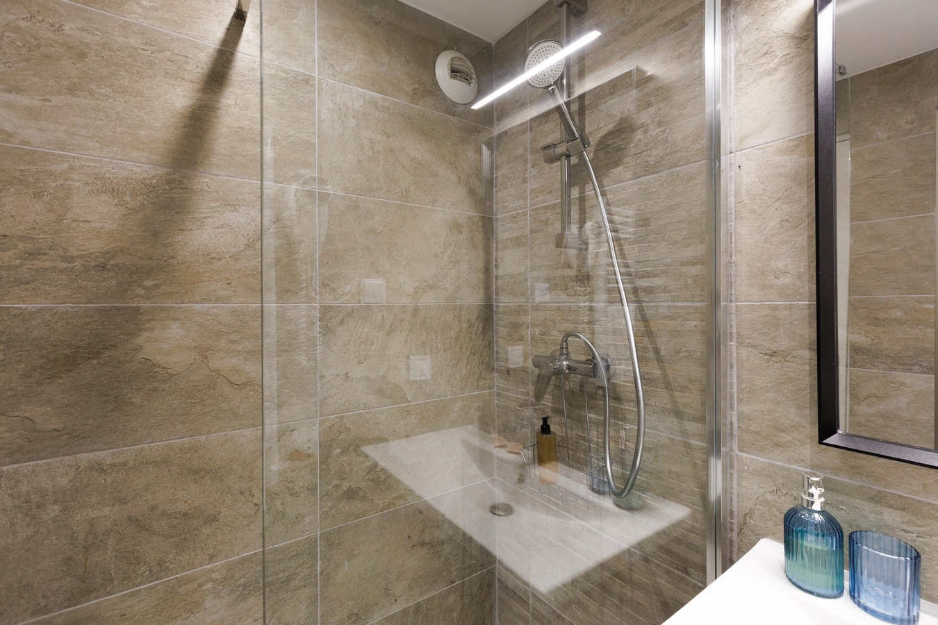 Upstays charming t2 renovated balcony and  pool 15 Upstays
