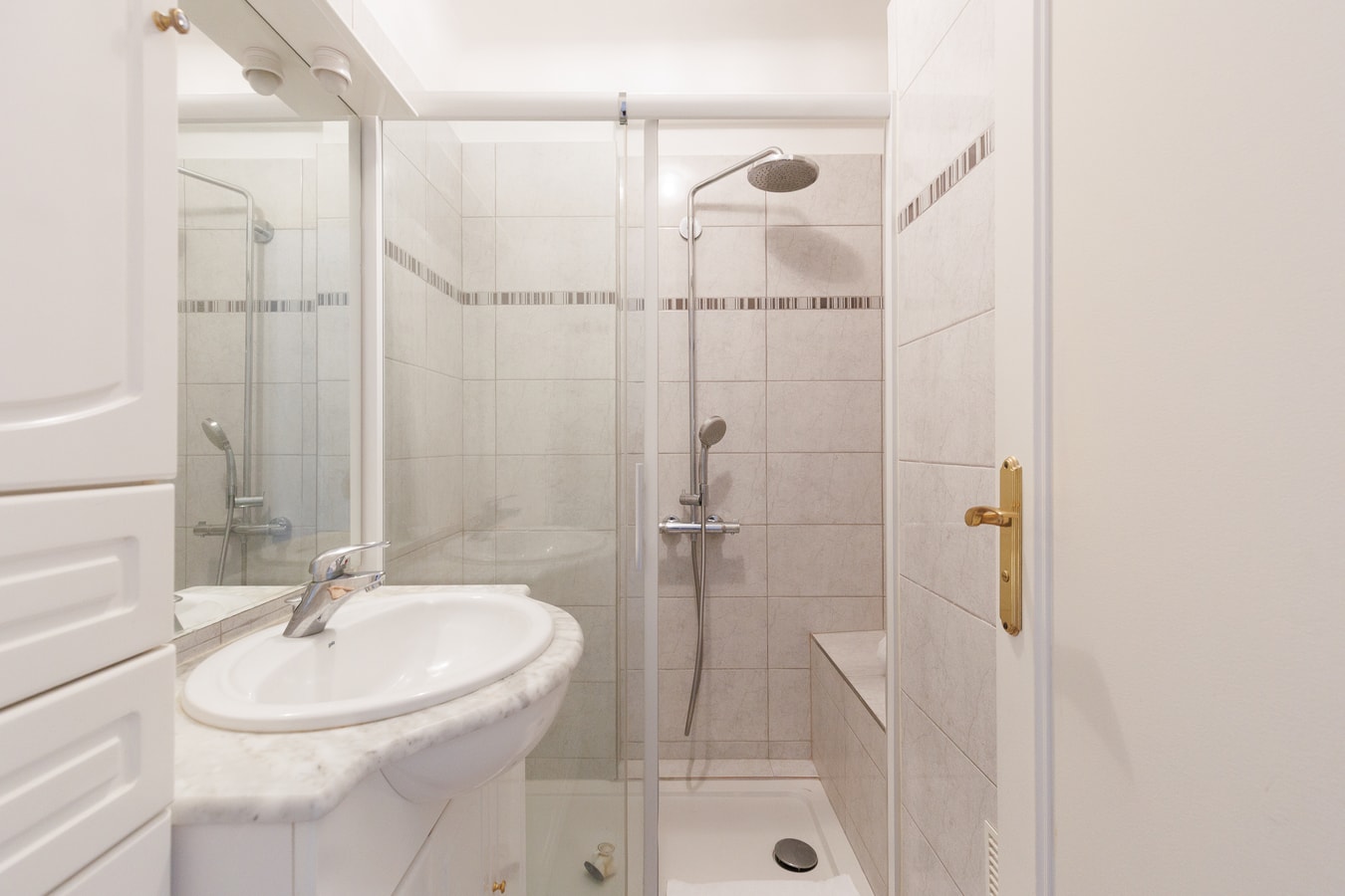 Upstays Bright 1BR 50m² with terrace Cannes center 18 Upstays