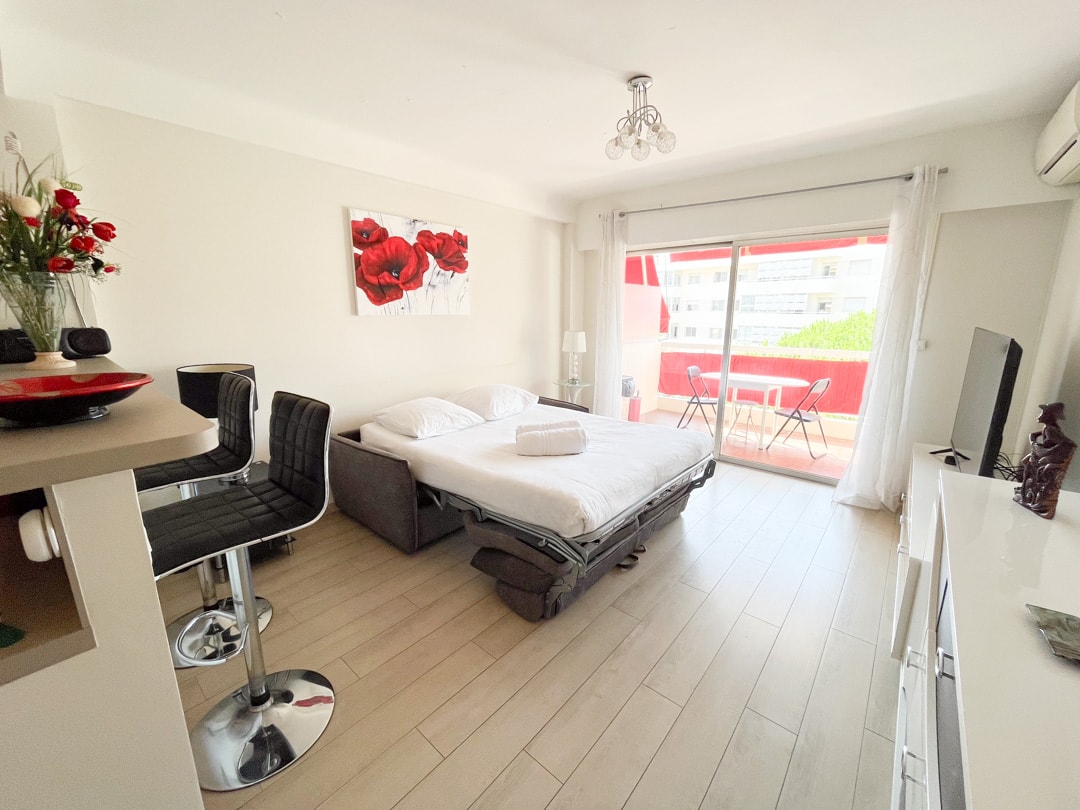 Upstays Bright 1BR 50m² with terrace Cannes center 25 Upstays