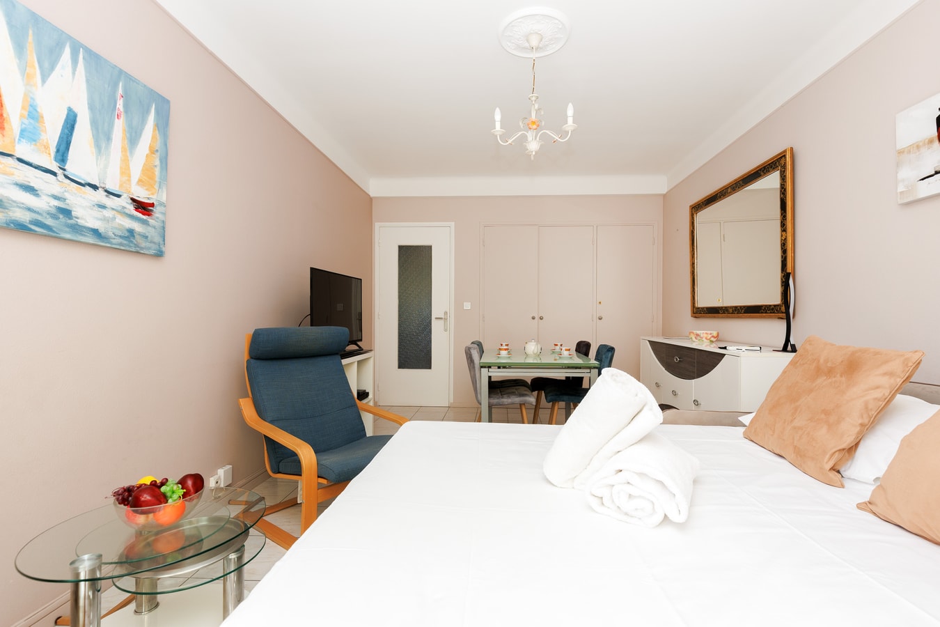 Upstays Cosy Calm 1 Bedroom with terrace and AC 13 Upstays