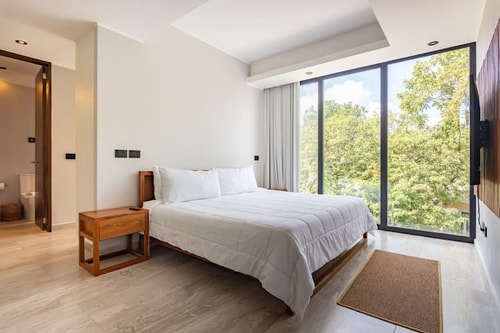 Luxury 1BD Condo 3 blk from 5th Ave W/Pool&Parking