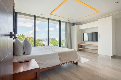 Luxury 3BD Penthouse 3 Blk from 5th Ave With Pool