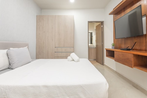 Luxury 1BR with balcony, Direct Access to 5th Ave