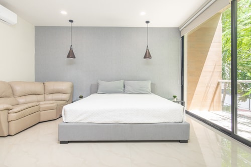 Luxury 2BR with Balcony, Direct Access to 5th Ave