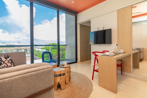 Luxury 1BR Balcony&Parking, 1 Block from 5th Ave