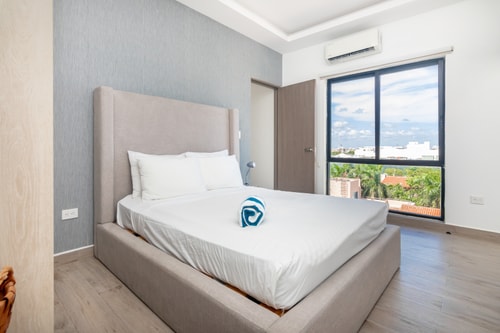 Comfy 2BR w/ Internal Balcony, Steps to 5th Ave