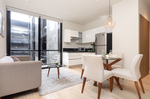 Luxury 2BR Balcony&Parking, 1 Block from 5th Ave