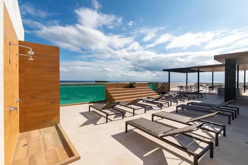 Luxury 2BR with Balcony, Direct Access to 5th Ave