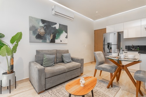 Luxury 1BR Balcony&Parking, 1 Block from 5th Ave