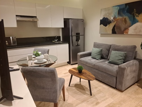 Luxury 1BR Balcony&Parking, 1 Block from 5th Ave