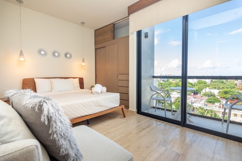 Luxury 1BR Balcony&Parking, 1 Block from 5th Ave