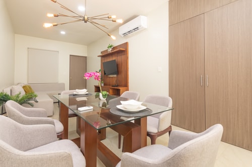 Luxury 2BR with Balcony, Direct Access to 5th Ave