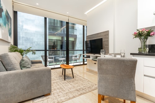 Luxury 1BR Balcony&Parking, 1 Block from 5th Ave