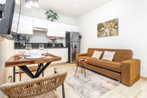 Luxury 1BR Balcony&Parking, 1 Block from 5th Ave