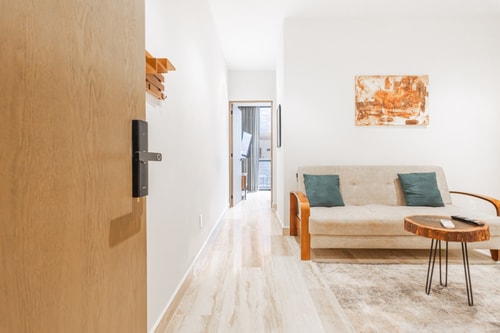 Luxury 1BR Balcony&Parking, 1 Block from 5th Ave