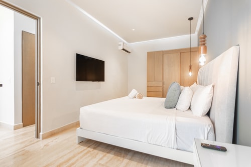 Luxury 1BR, 1 Block from 5th Ave. with Parking