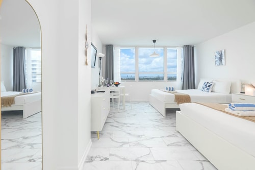 Oceanfront Resort with City Bay View and Parking