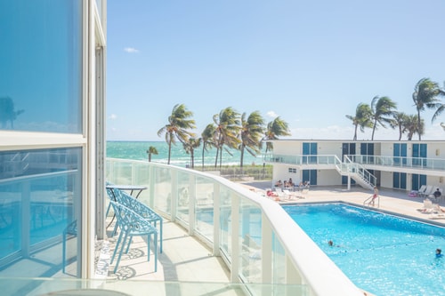Oceanfront and Pool Balcony View Loft free Parking