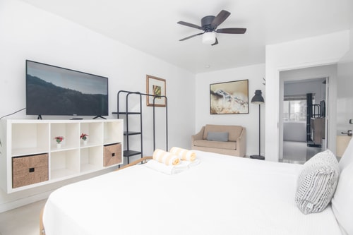 Spacious 2-Bedroom Apt in the Heart of SoBe