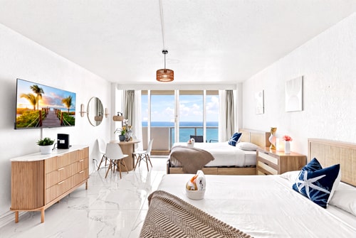 Ocean View Apt w/ Balcony, Pool & Parking