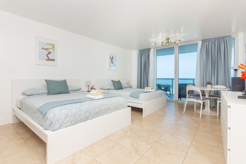 Oceanfront Balcony Apt with Parking