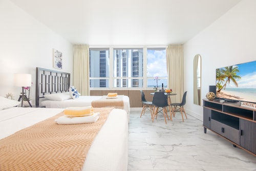 Stylish Renovated Apt with Bay View + Parking