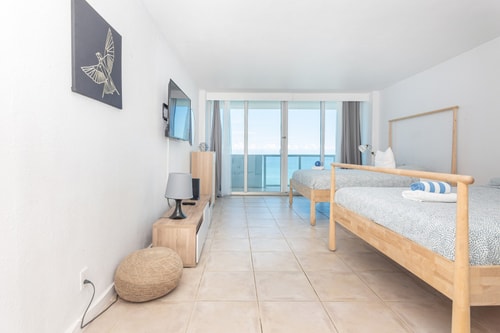 Oceanfront Balcony Apt with Parking