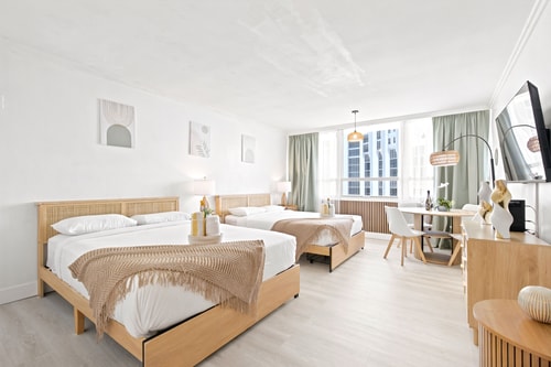 Comfy Renovated Apt w/ Bay View & Parking