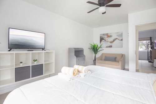 Spacious 2-Bedroom Apt in the Heart of SoBe