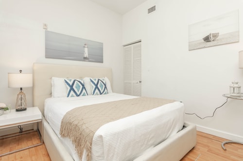 Lovely apt in Convention center