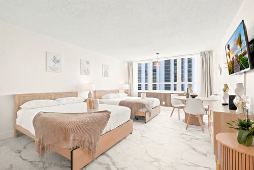 Freshly Renovated Bay View + Free Parking