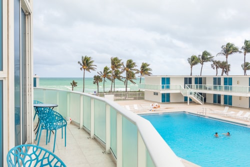 Oceanfront and Pool Balcony View Loft free Parking